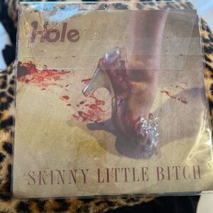 COURTNEY LOVE HOLE *
SEALED
10" WHITE CODIENE VINYL
SINGLE
SKINNY LITTLE B